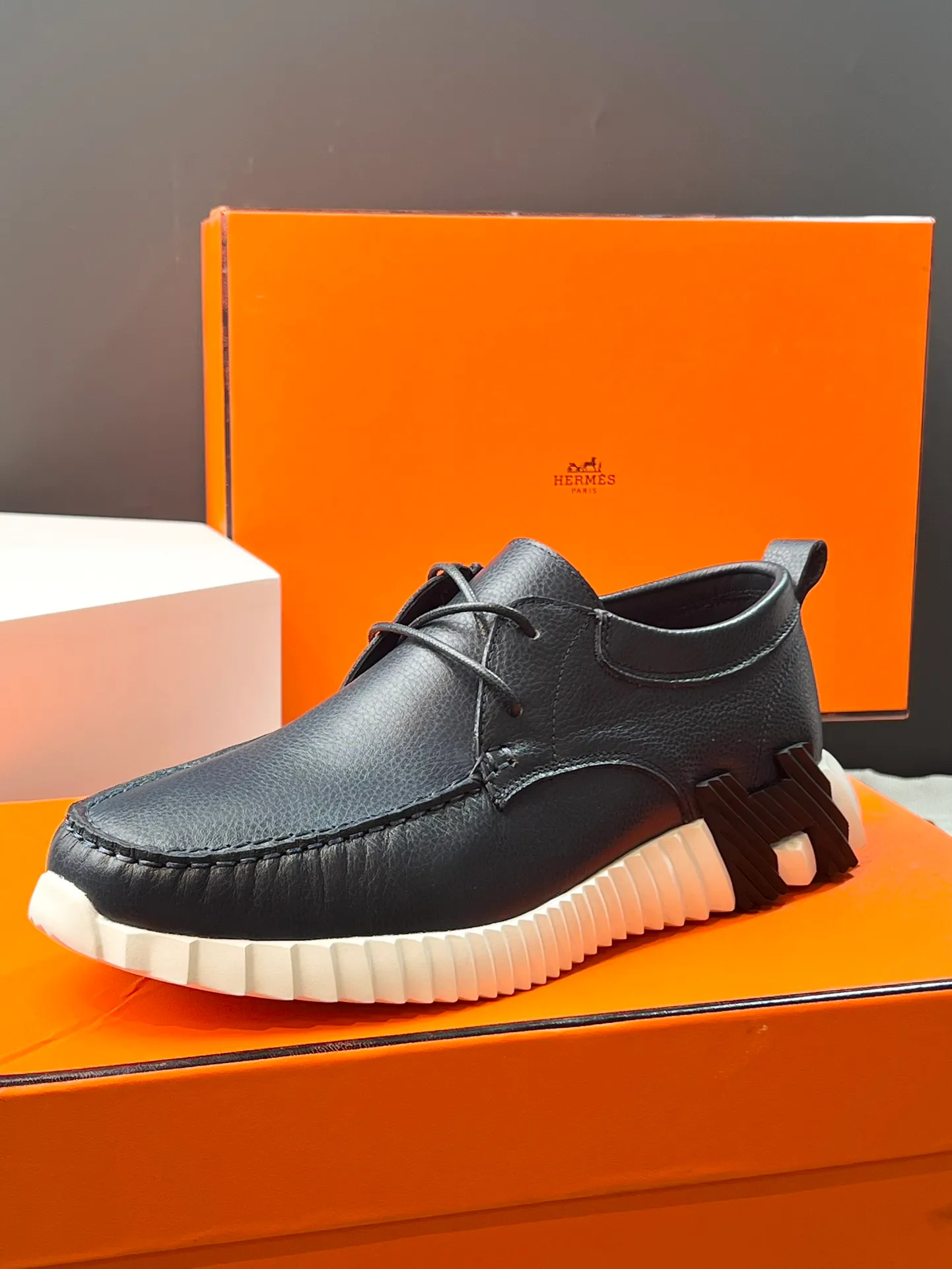 PP660【Hermes】fe new arrival~New Bouncing sneakers are the most comfortable shoes from Hermès. They are extremely light on the feet and look great. You won’t feel tired even when you go shopping and running around👍. They are light and comfortable. They are extremely light. They are perfect for both sports and leisure. They feel great when you step on them! It’s up to you to choose, there’s always what you want~ ✔️Fabric: Imported first-layer cowhide ✔️Inner lining: Imported water-dyed cowhide ✔️Outsole: Seamless combination of IP+TPU (multi-color letters) German technology irradiation machine ✔️Code number: Male 38-44 (45 customized)